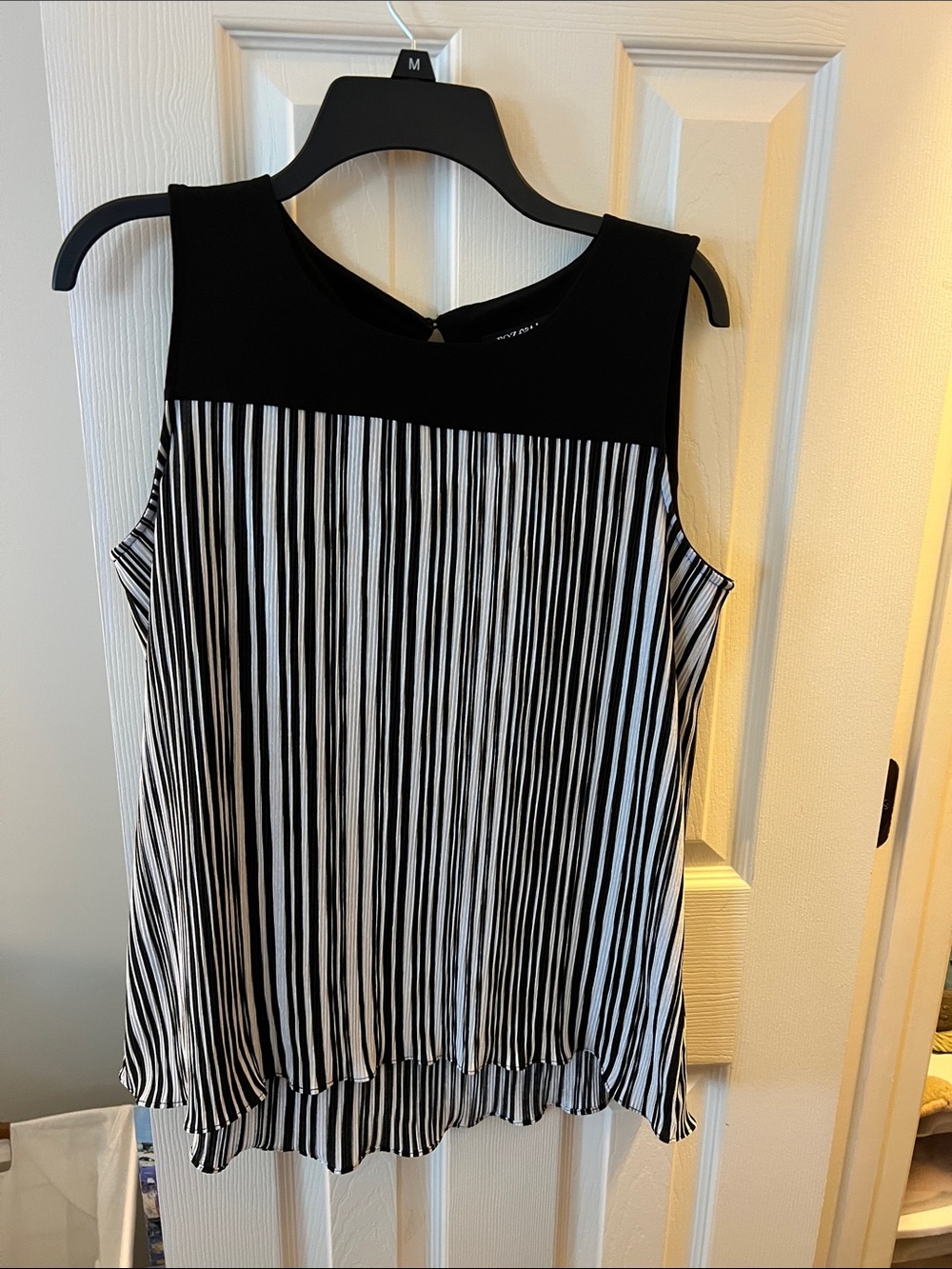 Roz & Ali Black and White Vertical Stripe Sleeveless Tank; Size Medium